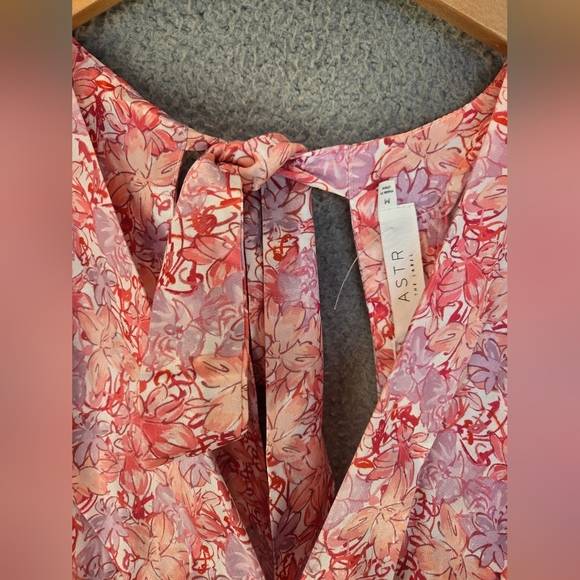Astr The Label Womens Crop Top Sz M Tie Back Rich Satin All Over Pink Floral - Picture 5 of 10